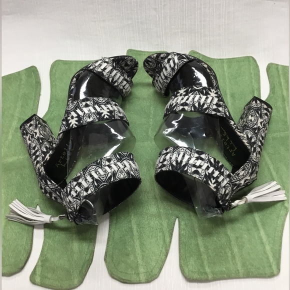 Nicole Miller Beautiful Black & White Heels - Picture 4 of 9